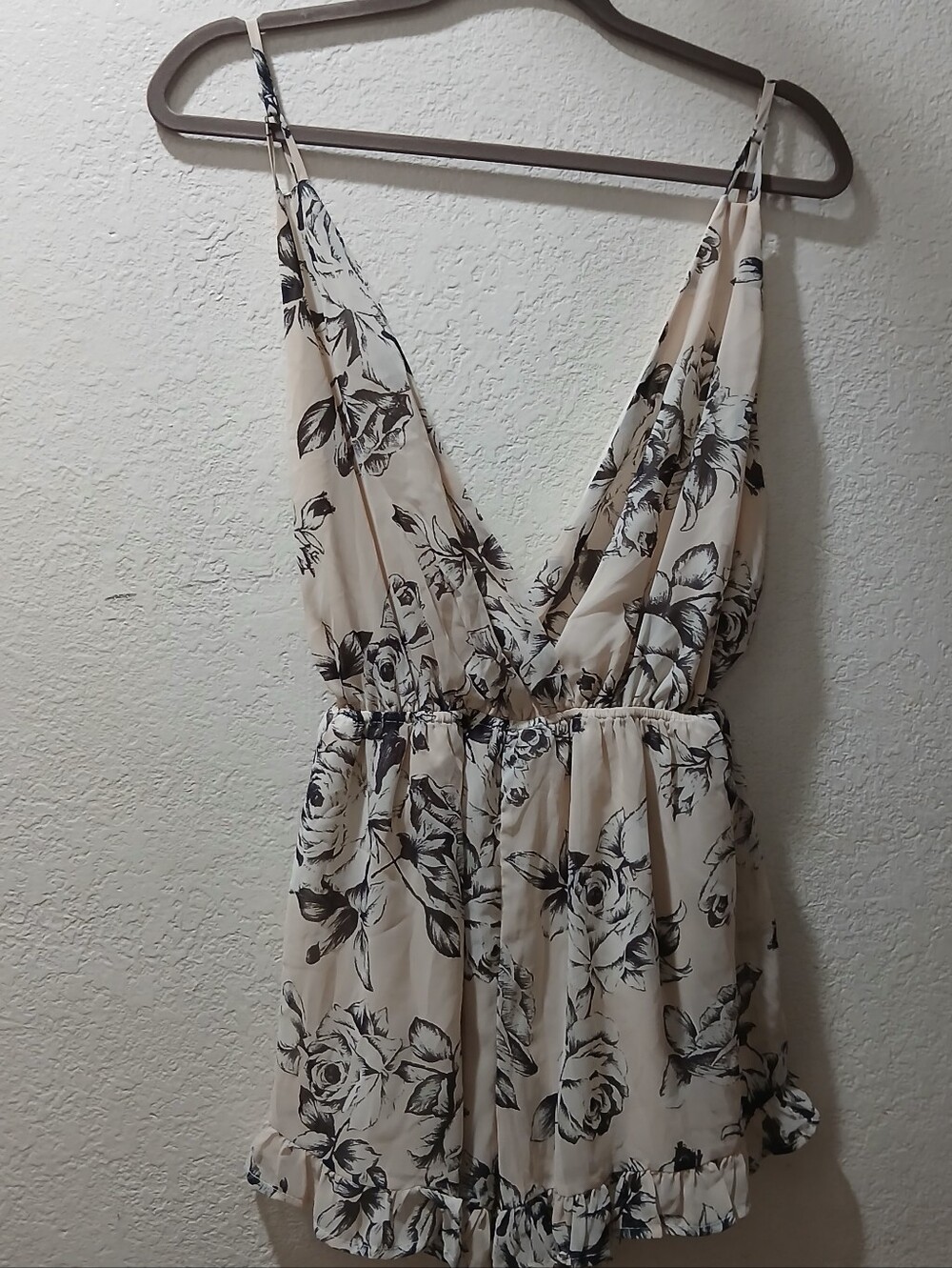 Sueños L Nwot size M  Floral V-Neck Tie-Waist Women's Dress in Cream and Black